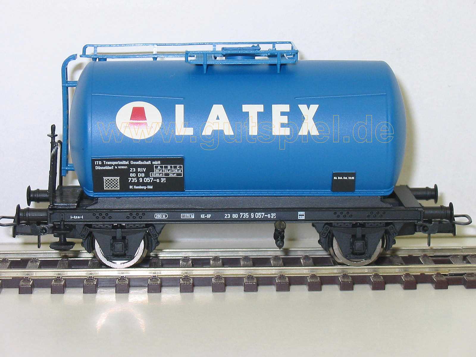 Güterwagen-Set mit zwei Güterwagen Tarnfarbenund Beladen
